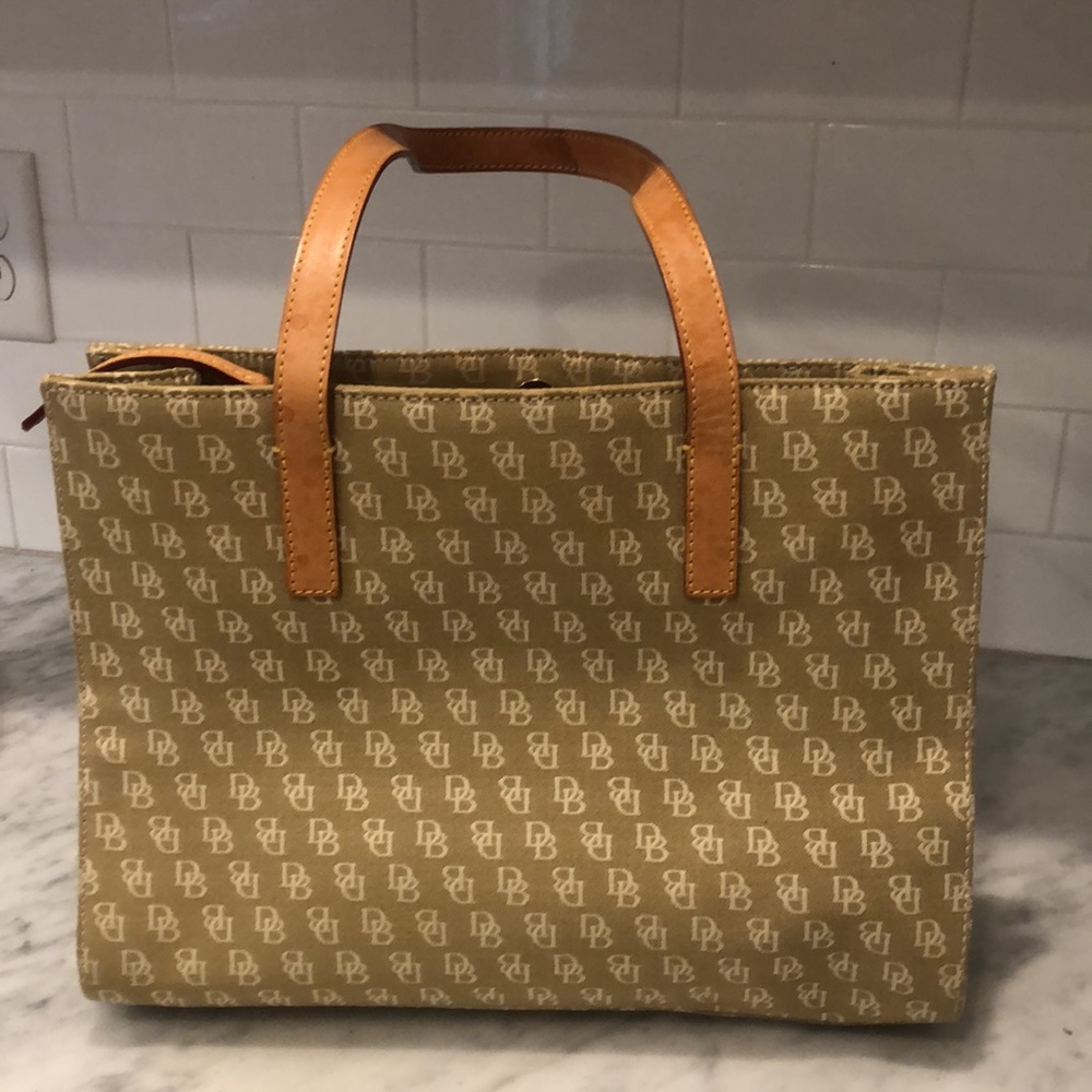 Dooney & Bourke Signature Logo Bag Tan/Cream pink interior w/ original reg card - Picture 2 of 7
